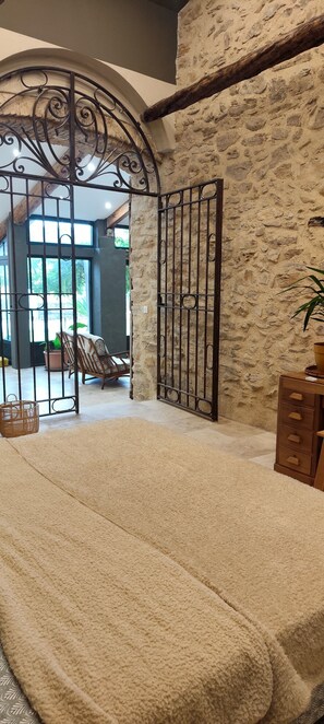 6 عدّة غرف نوم ومكتب ومكواة/لوح كي وسرير سفر