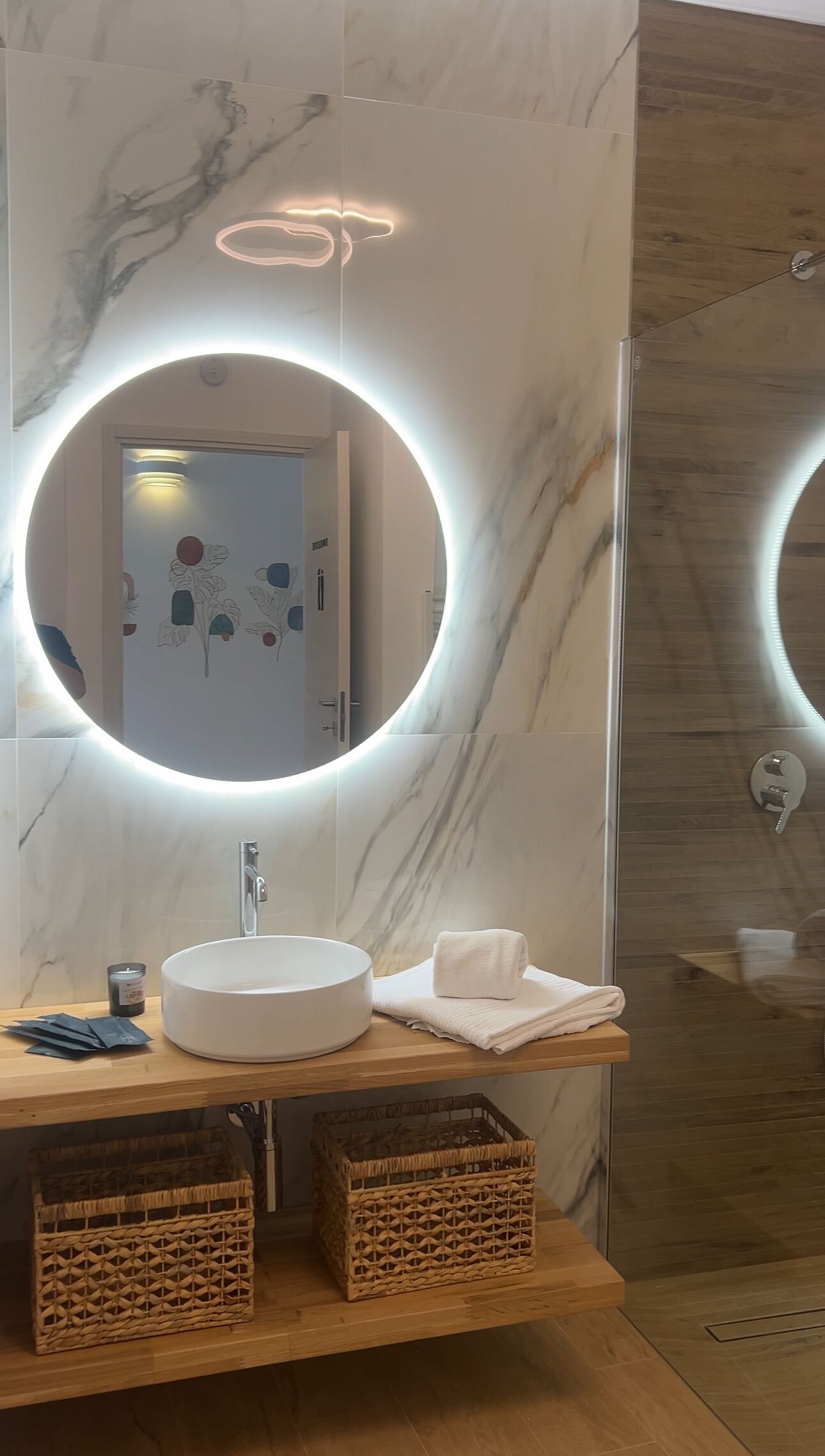 Secadora de cabello, toallas, jabón, shampoo 