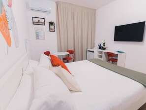 Desk, laptop workspace, free WiFi