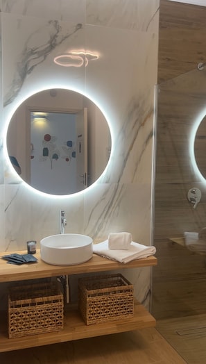 Shower, rainfall showerhead, free toiletries, hair dryer - La Tana del Furlo (Cagli)