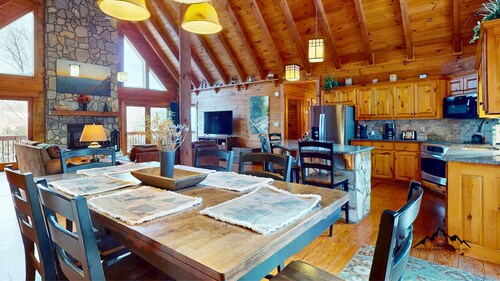 Sweet Retreat • Hot Tub, Fire Pit, Pet Friendly