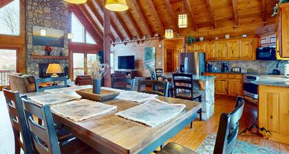Sweet Retreat • Hot Tub, Fire Pit, Pet Friendly