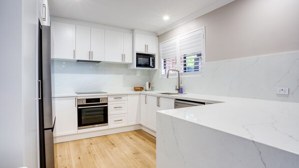 Kühlschrank, Mikrowelle, Ofen, Herdplatte