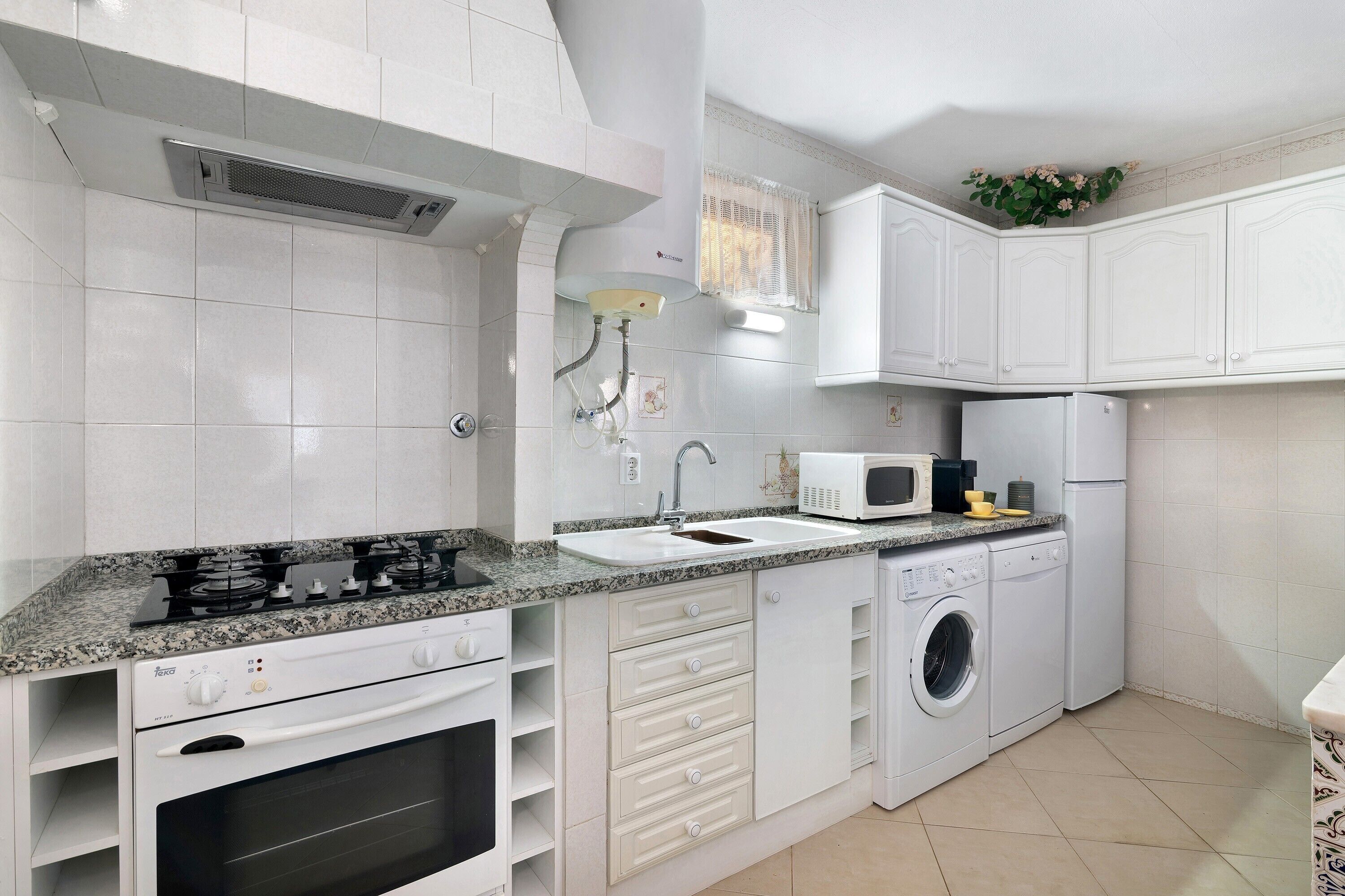 Kylskåp, mikrovågsugn, ugn och spishäll