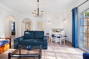 TV - Holiday Home with Shared Pool (Albufeira)