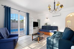 TV - Holiday Home with Shared Pool (Albufeira)