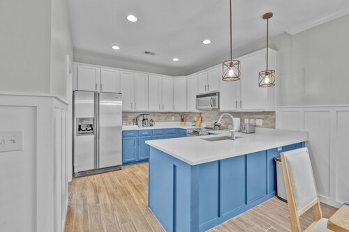 Mins to Downtown & Beach, Sleeps 10, Pool