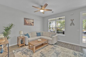 Smart TV - Mins to Downtown & Beach, Sleeps 10, Pool (Bluffton)