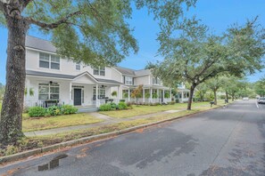 Exterior - Mins to Downtown & Beach, Sleeps 10, Pool (Bluffton)
