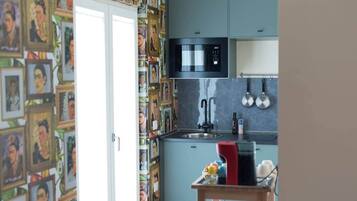 Kühlschrank, Mikrowelle, Herdplatte, Kochgeschirr/Geschirr/Besteck