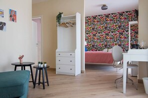 1 habitación, tabla de planchar con plancha, wifi y ropa de cama 