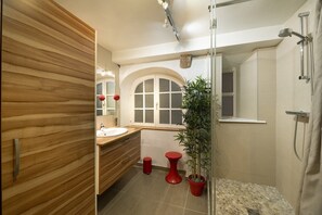 Shower, hair dryer - Strasbourg Cathedral, Optional services not included in the price (Strasbourg)