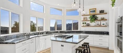 Een magnetron, een oven, een kookplaat, een vaatwasser