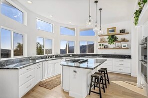 Microwave, oven, stovetop, dishwasher - Charming 3-Bedroom Malibu Escape with Breathtaking Views (Malibu)