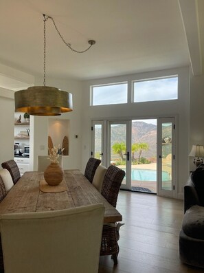 Dining - Charming 3-Bedroom Malibu Escape with Breathtaking Views (Malibu)