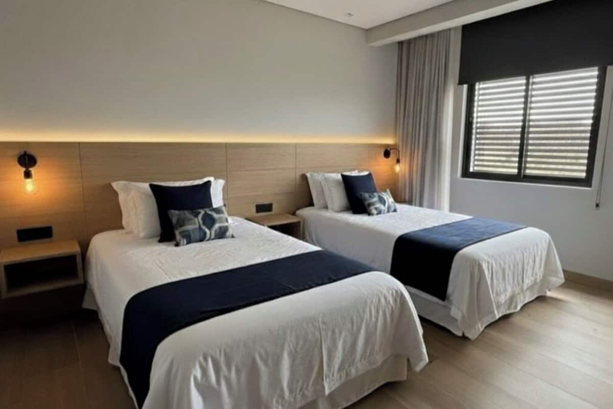 Habitación cuádruple familiar, vista a la playa | Caja de seguridad en la habitación y wifi gratis