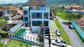 Vista frontal de la propiedad