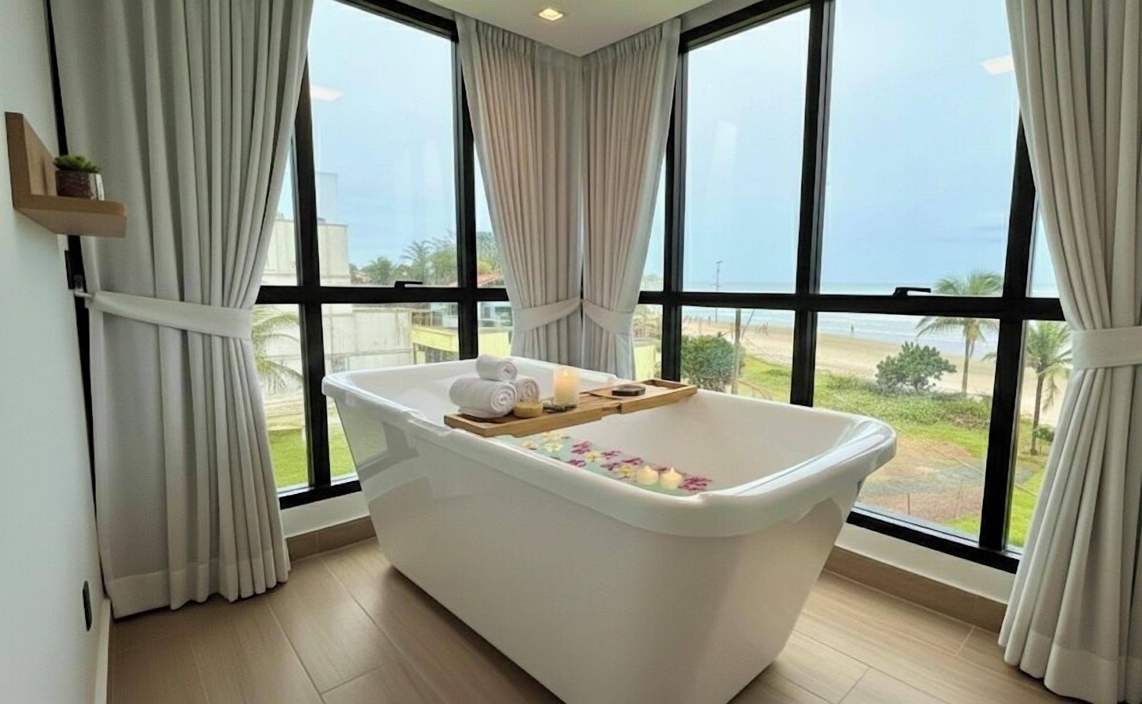 Luksusrom, strandutsikt | Safe på rommet og wi-fi (inkludert)