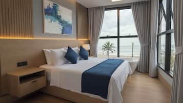 Deluxe kamer, uitzicht op het strand | Een kluis op de kamer, gratis wifi