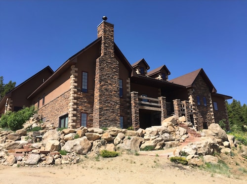 Warm Thanksgiving Escape with Views & Easy Access to Black Hawk Casinos