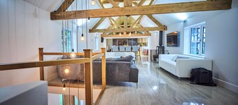 Rural Luxury Farmhouse | Hot Tub & Amazing Views, walks