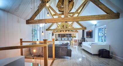 Rural Luxury Farmhouse | Hot Tub & Amazing Views, walks