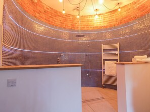 Spa - Rural Luxury Farmhouse | Hot Tub & Amazing Views, walks (Worcester)