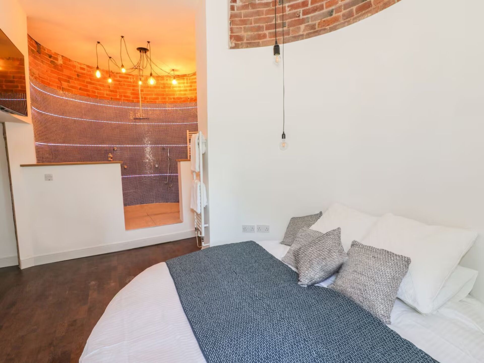 6 bedrooms, iron/ironing board, WiFi, bed sheets
