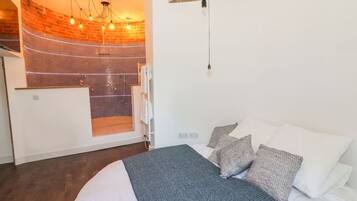 6 bedrooms, iron/ironing board, WiFi, bed sheets
