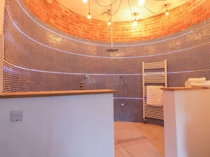 Spa - Rural Luxury Farmhouse | Hot Tub & Amazing Views, walks (Worcester)