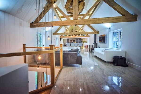 TV, fireplace - Rural Luxury Farmhouse | Hot Tub & Amazing Views, walks (Worcester)