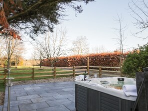 Outdoor spa tub - Rural Luxury Farmhouse | Hot Tub & Amazing Views, walks (Worcester)