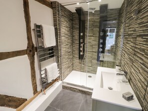 Shower, towels, soap, toilet paper - Rural Luxury Farmhouse | Hot Tub & Amazing Views, walks (Worcester)