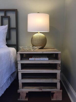 2 عدّة غرف نوم ومكتب ومكواة/لوح كي وسرير سفر