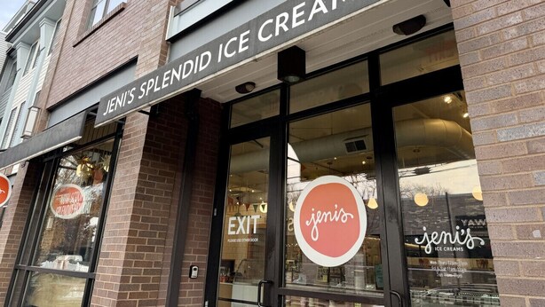La devanture du magasin Jenis Splendid Ice Creams, avec une signalétique claire indiquant la sortie et un logo sur la vitrine.