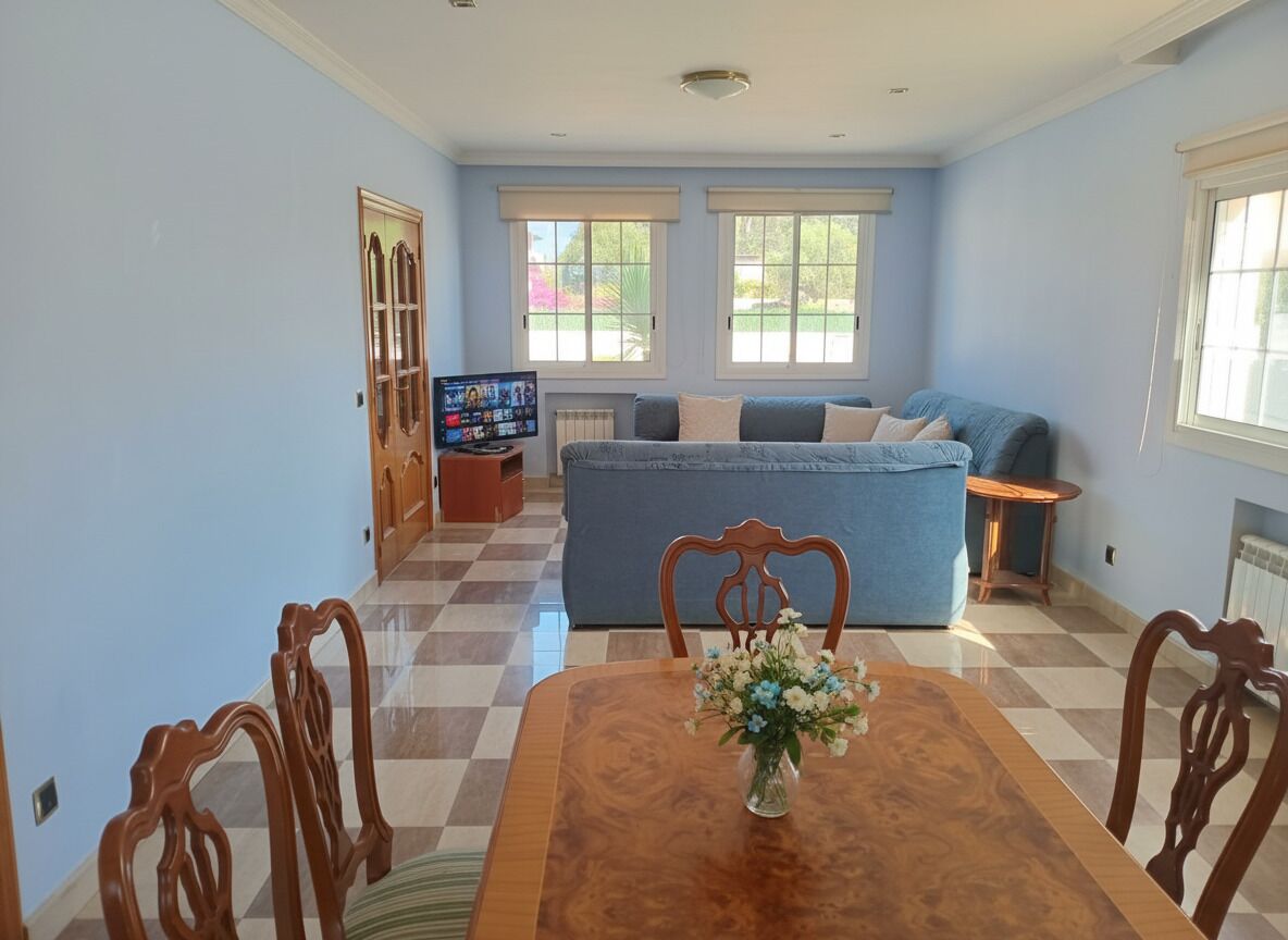 Een televisie en een open haard