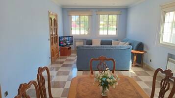 Een televisie en een open haard