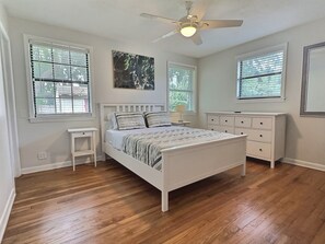 4 bedrooms, desk, iron/ironing board, free WiFi - Wonder Way: Sleeps 8! 4Bd/2Bth/Gym~Near NAS Jax~ (Jacksonville)