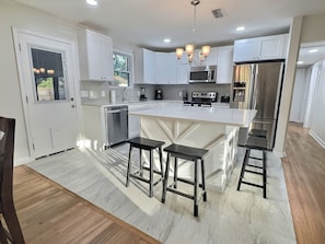 Fridge, microwave, oven, stovetop - Wonder Way: Sleeps 8! 4Bd/2Bth/Gym~Near NAS Jax~ (Jacksonville)