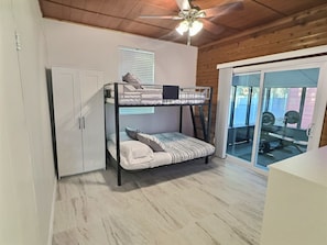 4 bedrooms, desk, iron/ironing board, free WiFi - Wonder Way: Sleeps 8! 4Bd/2Bth/Gym~Near NAS Jax~ (Jacksonville)