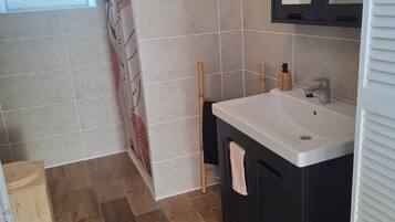 Een douche, handdoeken, toiletpapier