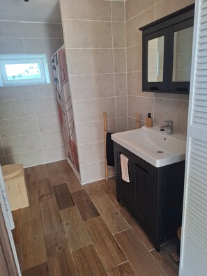 Een douche, handdoeken, toiletpapier