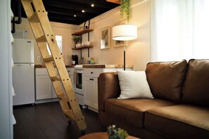 Smart TV, offices - Historic Downtown Caldwell Tiny Home - 1 mi UCA (Conway)