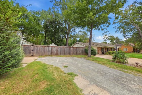 Tiny Home - Walk Downtown - Fenced Yard - 1 mi UCA