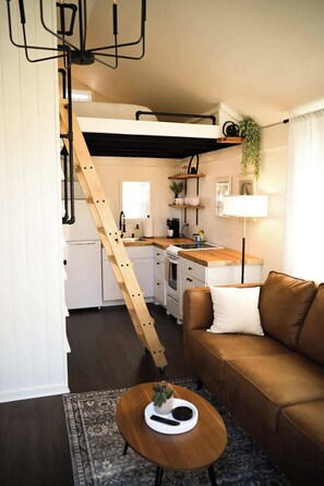 Smart TV, offices - Historic Downtown Caldwell Tiny Home - 1 mi UCA (Conway)