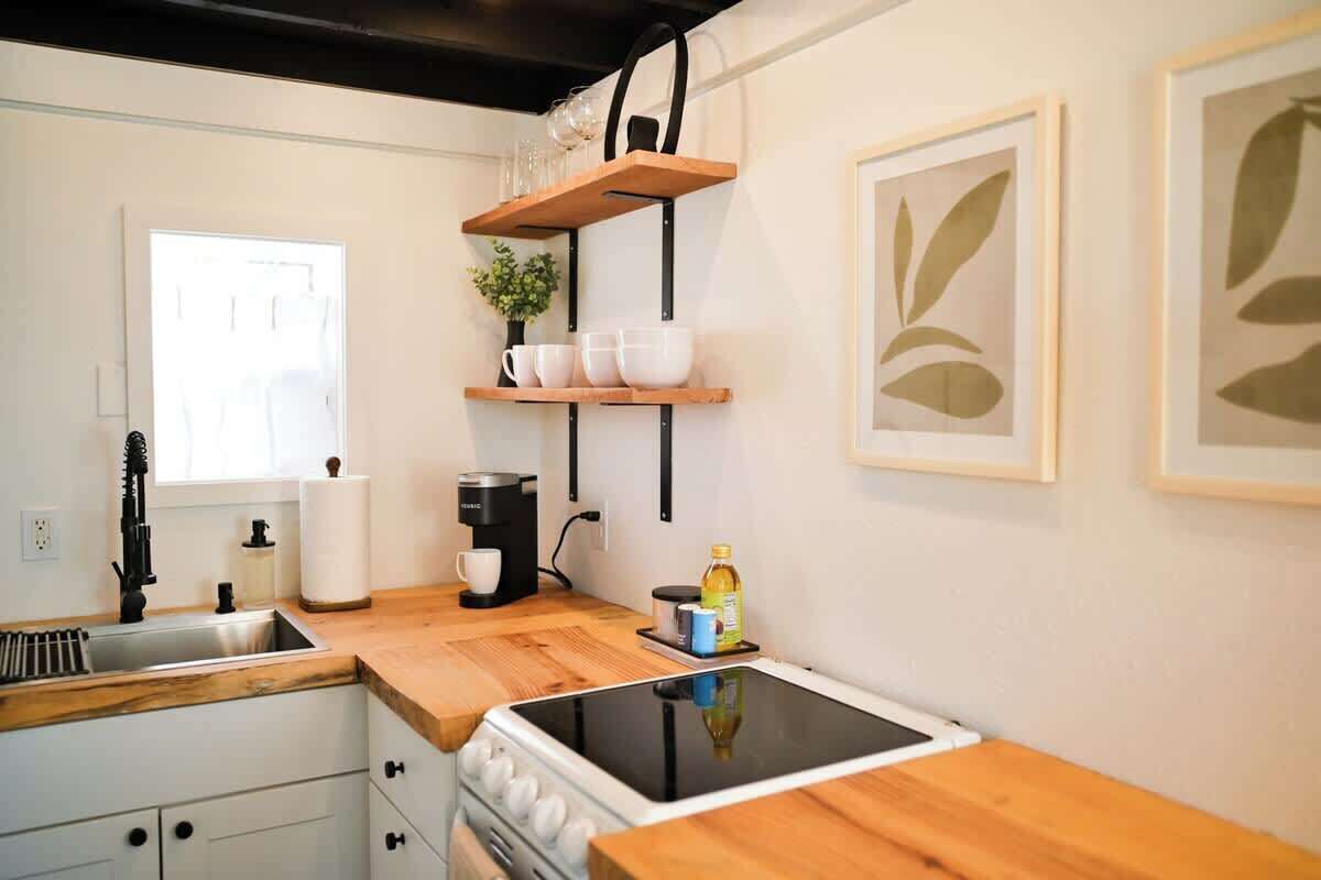 Wasserkocher mit Kaffee-/Teezubehör, Kühlschrank, Mikrowelle, Ofen
