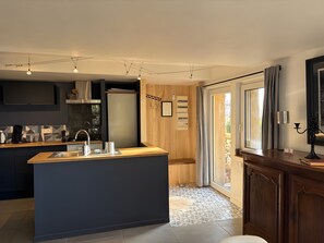 Réfrigérateur, micro-ondes, four, plaque de cuisson