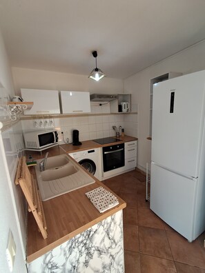 ثلاجة، ميكروويف، فرن، موقد طهي مسطح