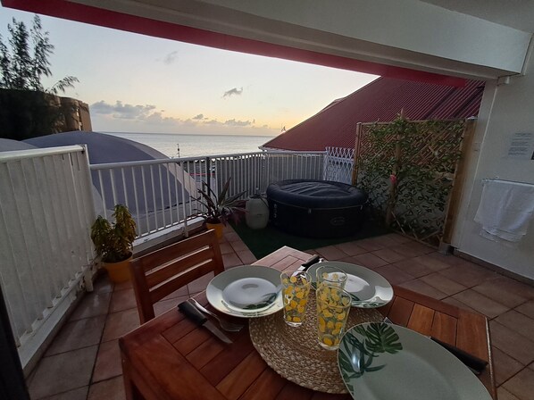 تناول الطعام بالخارج