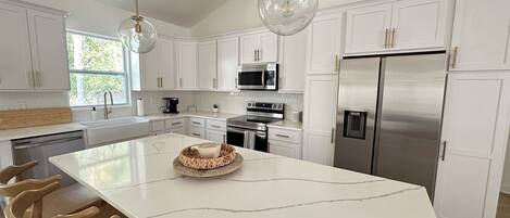 Een microgolfoven, een oven, een kookplaat, een vaatwasser